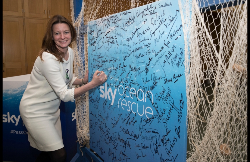 Gillian signing pledge to reduce plastic